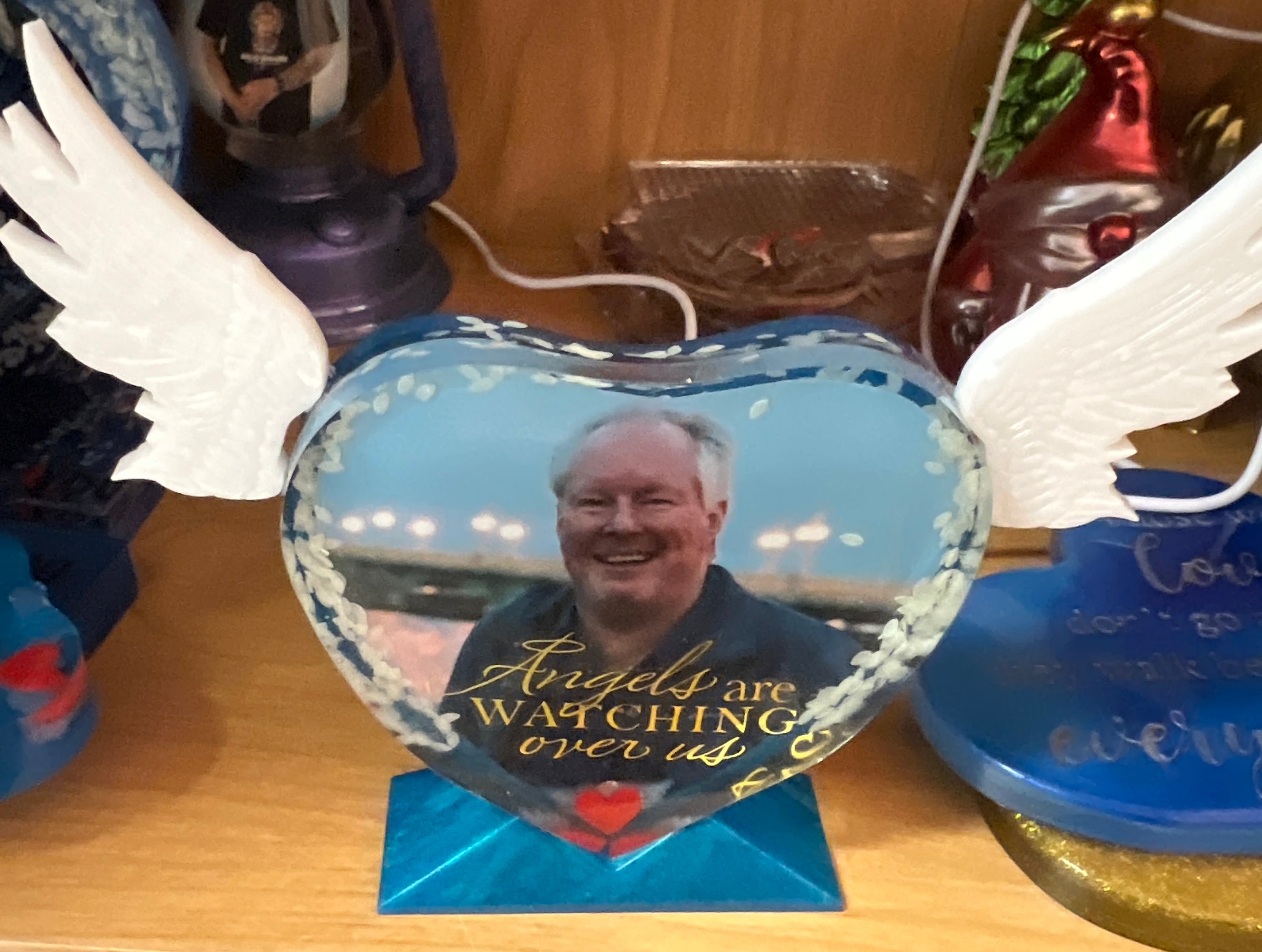 Memorial resin picture frame with wings